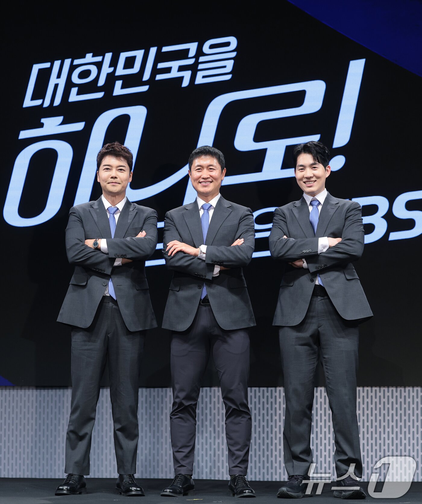 본문 이미지 - 캐스터 전현무(왼쪽부터)와 해설위원 이영표, 캐스터 남현종이 2일 서울 여의도 KBS 아트홀에서 열린 'KBS 2026 FIFA 북중미 월드컵' 제작발표회에 참석해 포즈를 취하고 있다. 2026.6.2 ⓒ 뉴스1 권현진 기자