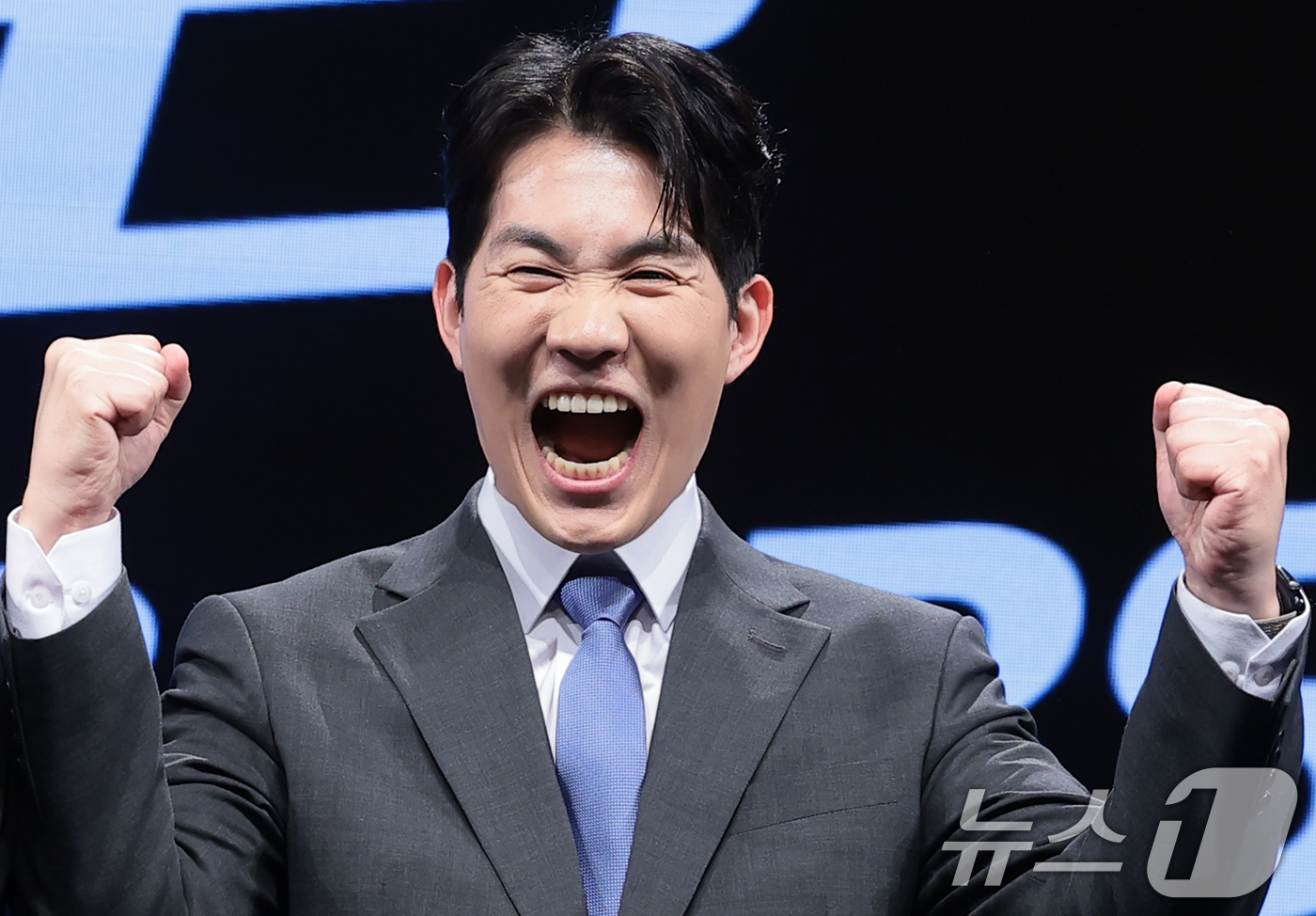 (서울=뉴스1) 권현진 기자 = 캐스터 남현종이 2일 서울 여의도 KBS 아트홀에서 열린 'KBS 2026 FIFA 북중미 월드컵' 제작발표회에 참석해 포즈를 취하고 있다. 202 …