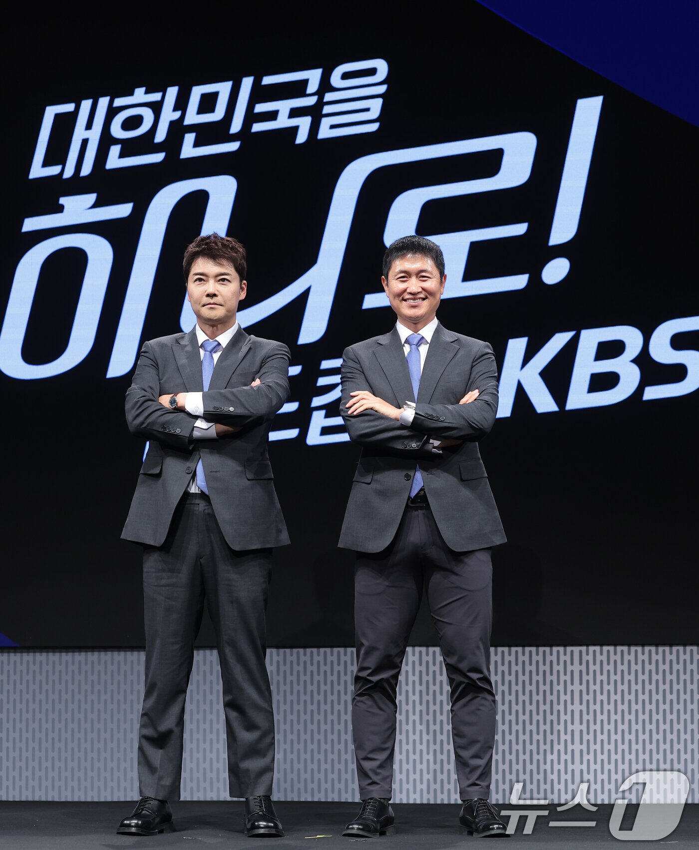 본문 이미지 - 캐스터 전현무와 해설위원 이영표(오른쪽) ⓒ 뉴스1 DB