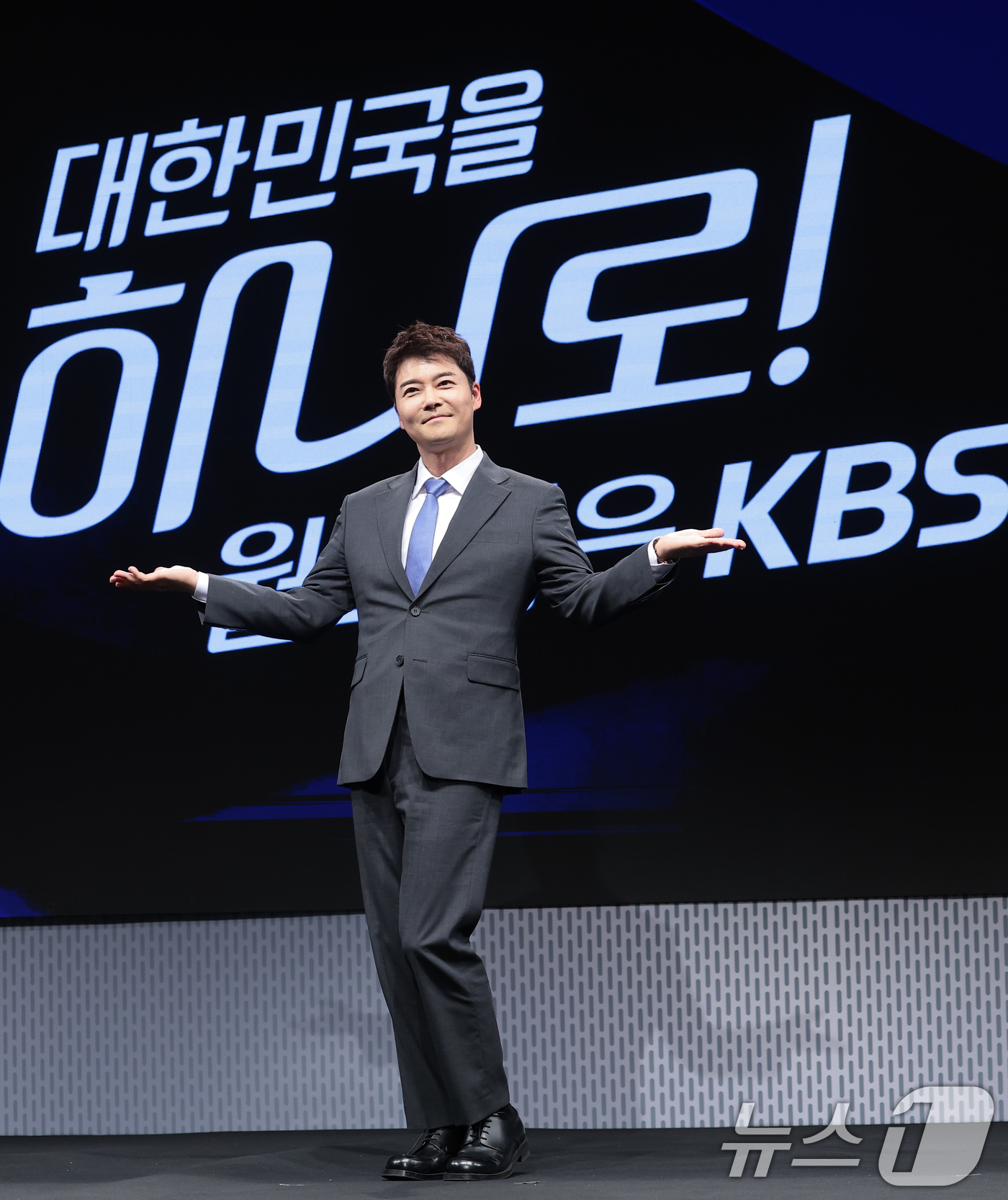 (서울=뉴스1) 권현진 기자 = 캐스터 전현무가 2일 서울 여의도 KBS 아트홀에서 열린 'KBS 2026 FIFA 북중미 월드컵' 제작발표회에 참석해 포즈를 취하고 있다. 202 …