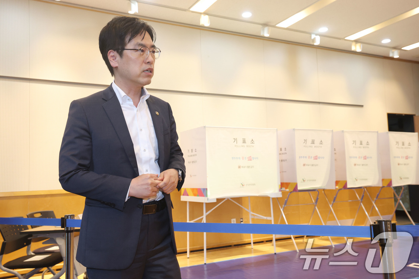 (서울=뉴스1) 이광호 기자 = 김민재 행정안전부 차관이 제9회 전국동시지방선거를 하루 앞둔 2일 오후 서울 성북구 안암동주민센터에 마련된 투표소를 찾아 사전점검을 하고 있다, 2 …