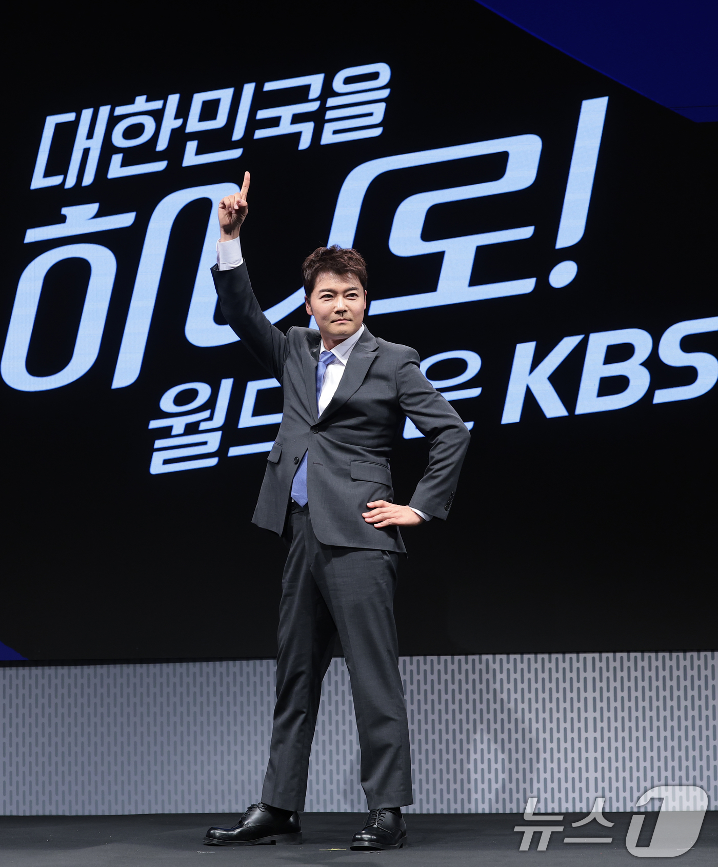 (서울=뉴스1) 권현진 기자 = 캐스터 전현무가 2일 서울 여의도 KBS 아트홀에서 열린 'KBS 2026 FIFA 북중미 월드컵' 제작발표회에 참석해 포즈를 취하고 있다. 202 …