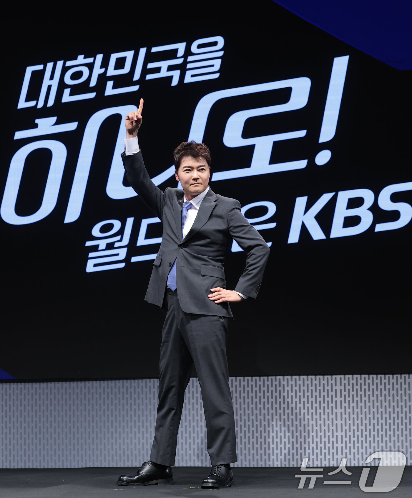 본문 이미지 - 캐스터 전현무가 2일 서울 여의도 KBS 아트홀에서 열린 'KBS 2026 FIFA 북중미 월드컵' 제작발표회에 참석해 포즈를 취하고 있다. 2026.6.2 ⓒ 뉴스1 권현진 기자