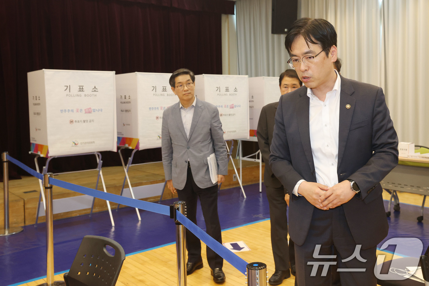 (서울=뉴스1) 이광호 기자 = 김민재 행정안전부 차관이 제9회 전국동시지방선거를 하루 앞둔 2일 오후 서울 성북구 안암동주민센터에 마련된 투표소를 찾아 사전점검을 하고 있다, 2 …
