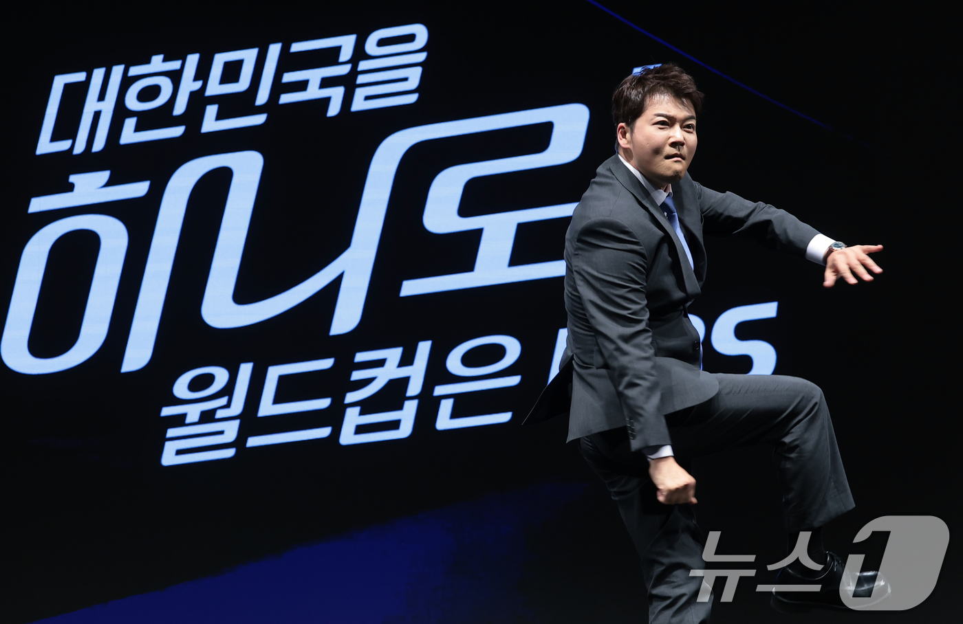 (서울=뉴스1) 권현진 기자 = 캐스터 전현무가 2일 서울 여의도 KBS 아트홀에서 열린 'KBS 2026 FIFA 북중미 월드컵' 제작발표회에 참석해 포즈를 취하고 있다. 202 …