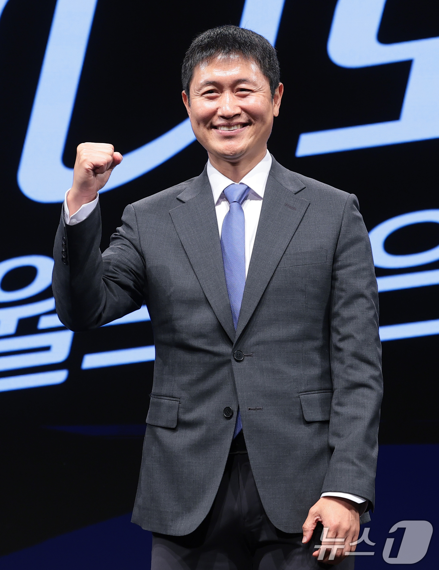 (서울=뉴스1) 권현진 기자 = 이영표 해설위원이 2일 서울 여의도 KBS 아트홀에서 열린 'KBS 2026 FIFA 북중미 월드컵' 제작발표회에 참석해 포즈를 취하고 있다. 20 …