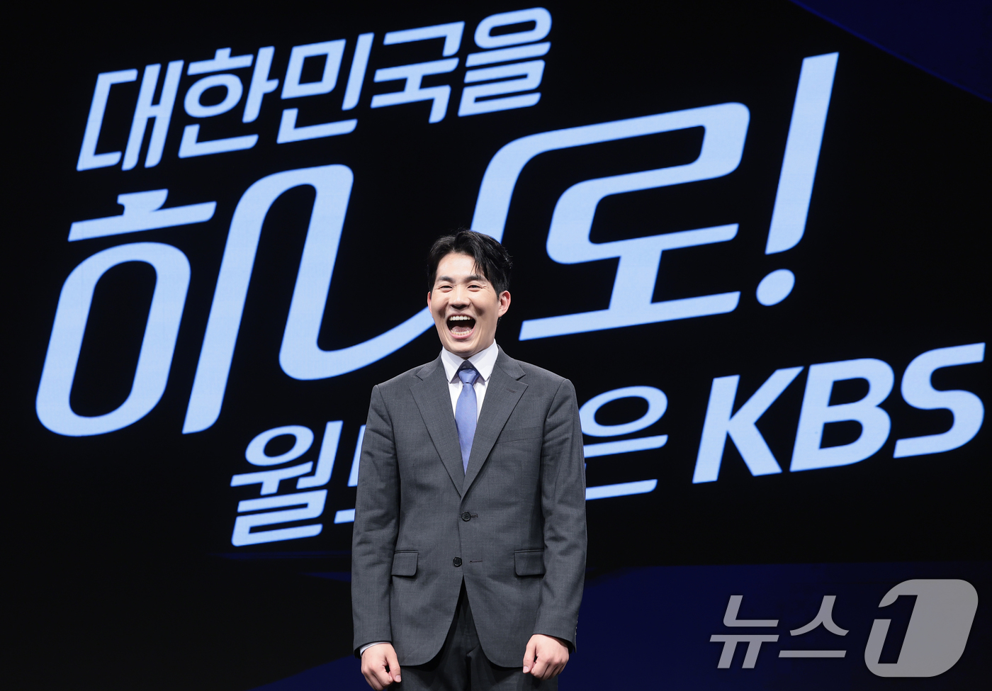 (서울=뉴스1) 권현진 기자 = 캐스터 남현종이 2일 서울 여의도 KBS 아트홀에서 열린 'KBS 2026 FIFA 북중미 월드컵' 제작발표회에 참석해 포즈를 취하고 있다. 202 …