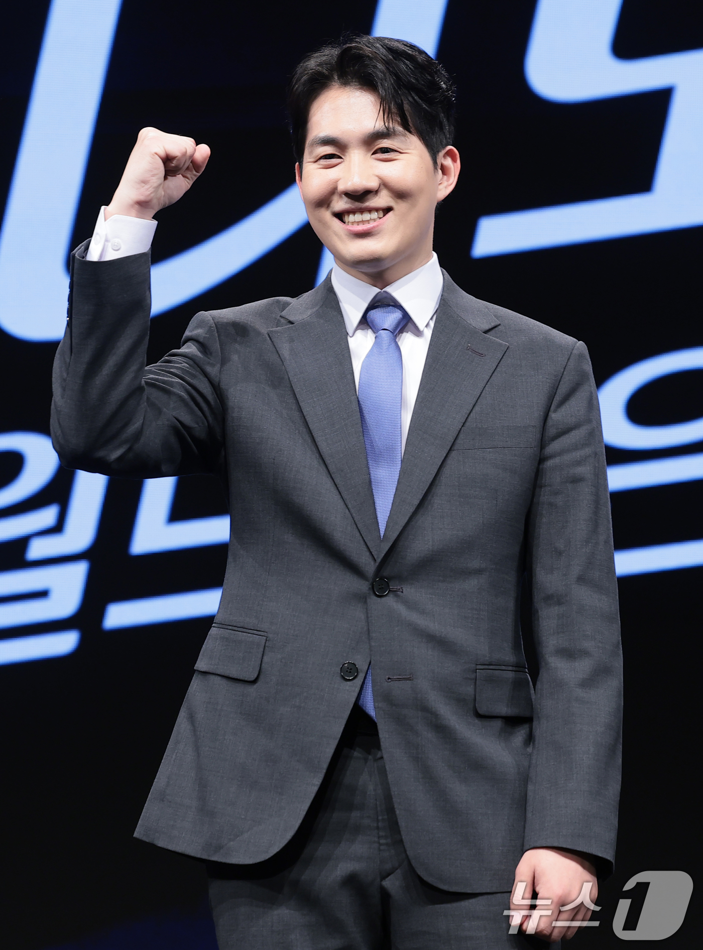 (서울=뉴스1) 권현진 기자 = 캐스터 남현종이 2일 서울 여의도 KBS 아트홀에서 열린 'KBS 2026 FIFA 북중미 월드컵' 제작발표회에 참석해 포즈를 취하고 있다. 202 …