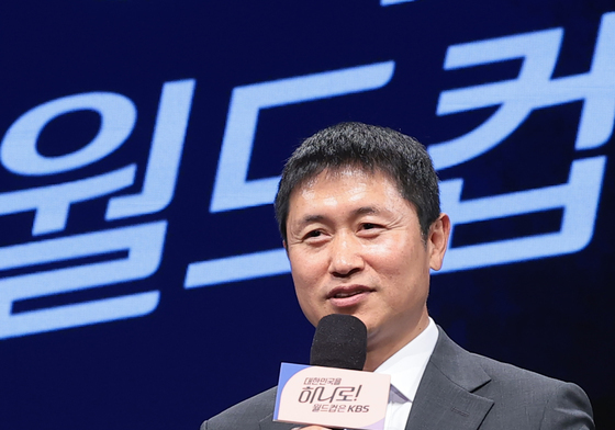 취재진 질문에 답하는 이영표