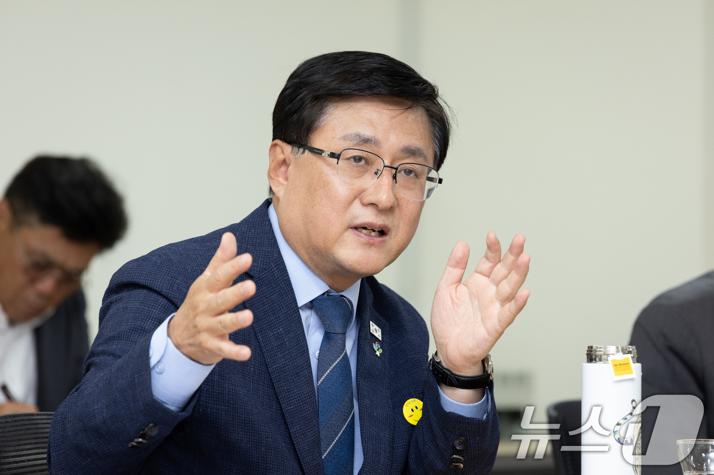 (서울=뉴스1) = 김성환 기후에너지환경부 장관이 2일 서울 중구 명동성당에서 종교환경회의 5대 종단 대표자와 기후위기 대응을 위한 연대와 협력 방안을 논의하고 있다. (기후에너지 …
