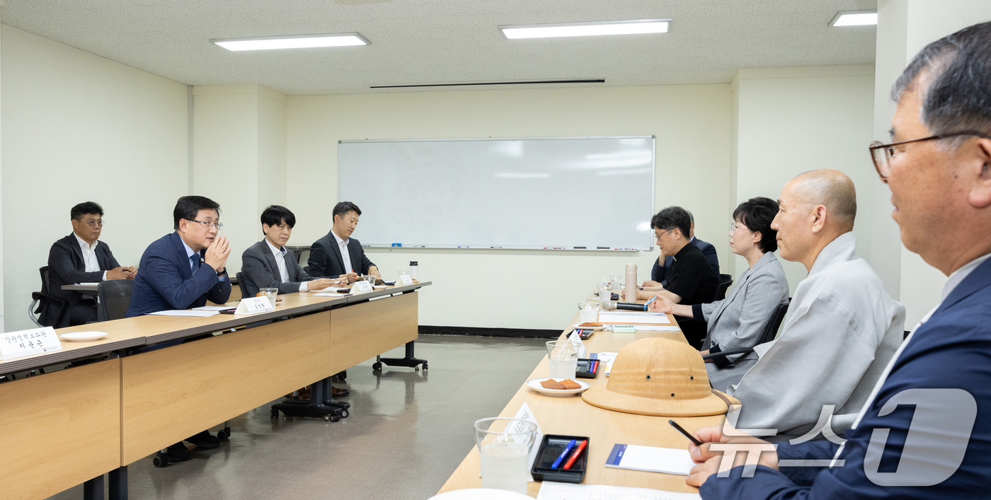 (서울=뉴스1) = 김성환 기후에너지환경부 장관이 2일 서울 중구 명동성당에서 종교환경회의 5대 종단 대표자와 기후위기 대응을 위한 연대와 협력 방안을 논의하고 있다. (기후에너지 …