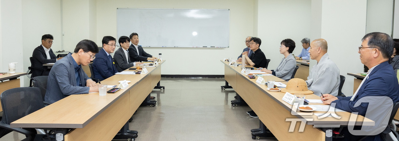 (서울=뉴스1) = 김성환 기후에너지환경부 장관이 2일 서울 중구 명동성당에서 종교환경회의 5대 종단 대표자와 기후위기 대응을 위한 연대와 협력 방안을 논의하고 있다. (기후에너지 …