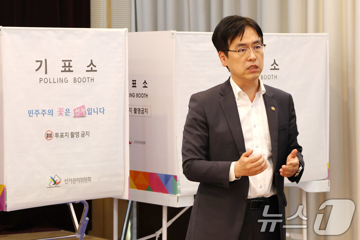 (서울=뉴스1) 이광호 기자 = 김민재 행정안전부 차관이 제9회 전국동시지방선거를 하루 앞둔 2일 오후 서울 성북구 안암동주민센터에 마련된 투표소를 찾아 사전점검을 하고 있다, 2 …