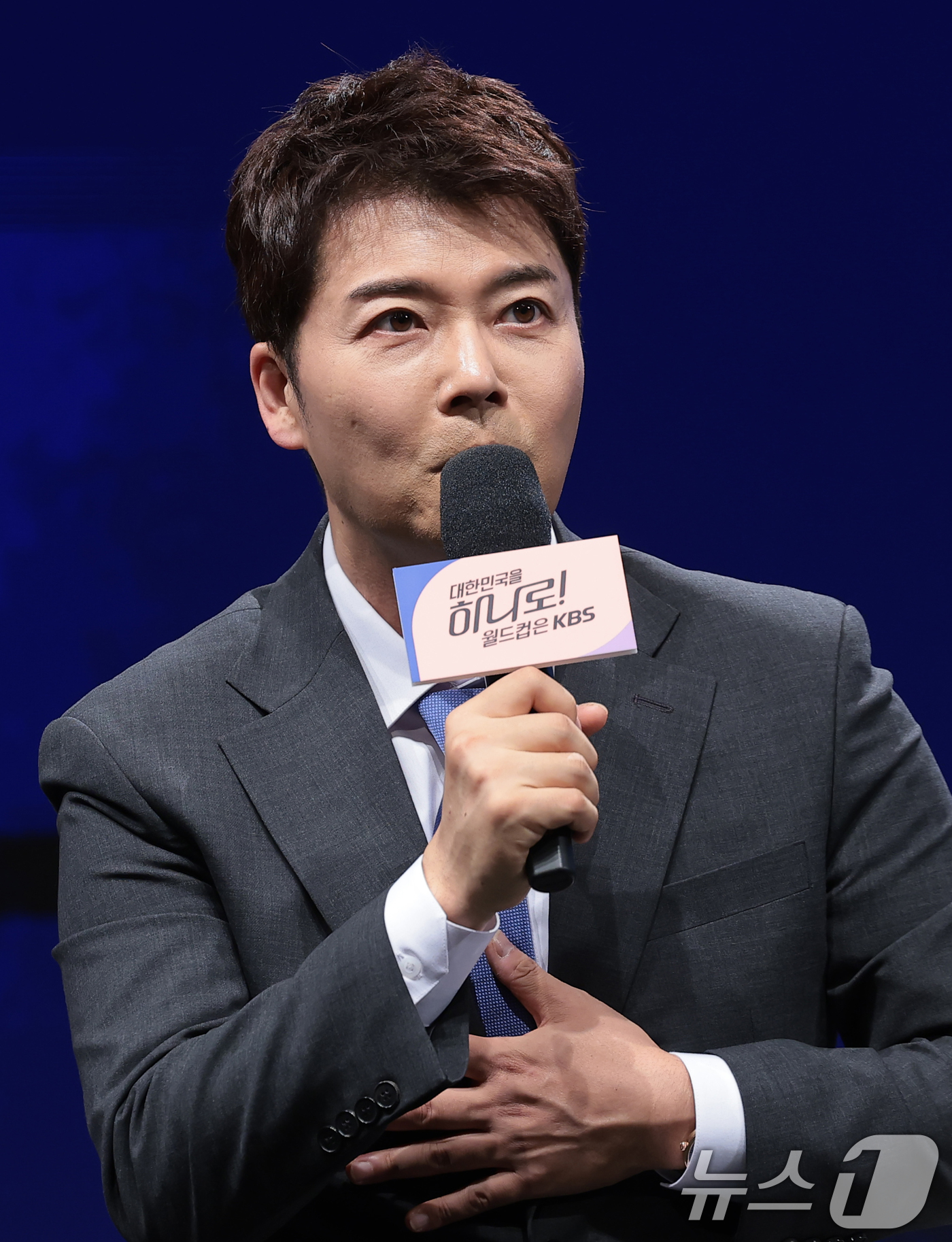 (서울=뉴스1) 권현진 기자 = 캐스터 전현무가 2일 서울 여의도 KBS 아트홀에서 열린 'KBS 2026 FIFA 북중미 월드컵' 제작발표회에 참석해 취재진 질문에 답하고 있다. …