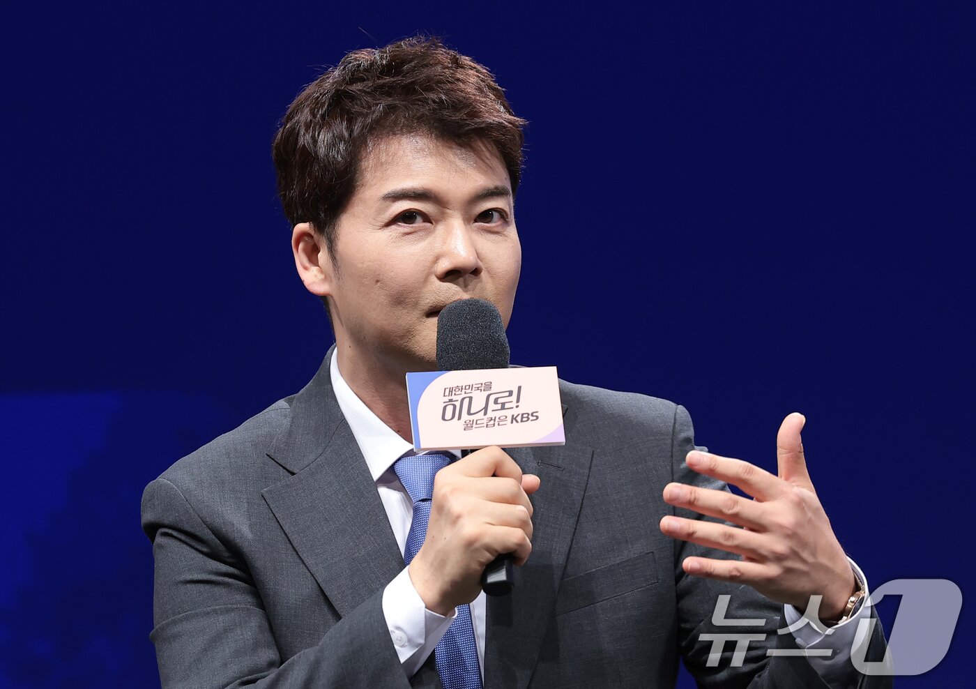 본문 이미지 - 캐스터 전현무가 2일 서울 여의도 KBS 아트홀에서 열린 'KBS 2026 FIFA 북중미 월드컵' 제작발표회에 참석해 취재진 질문에 답하고 있다. 2026.6.2 ⓒ 뉴스1 권현진 기자