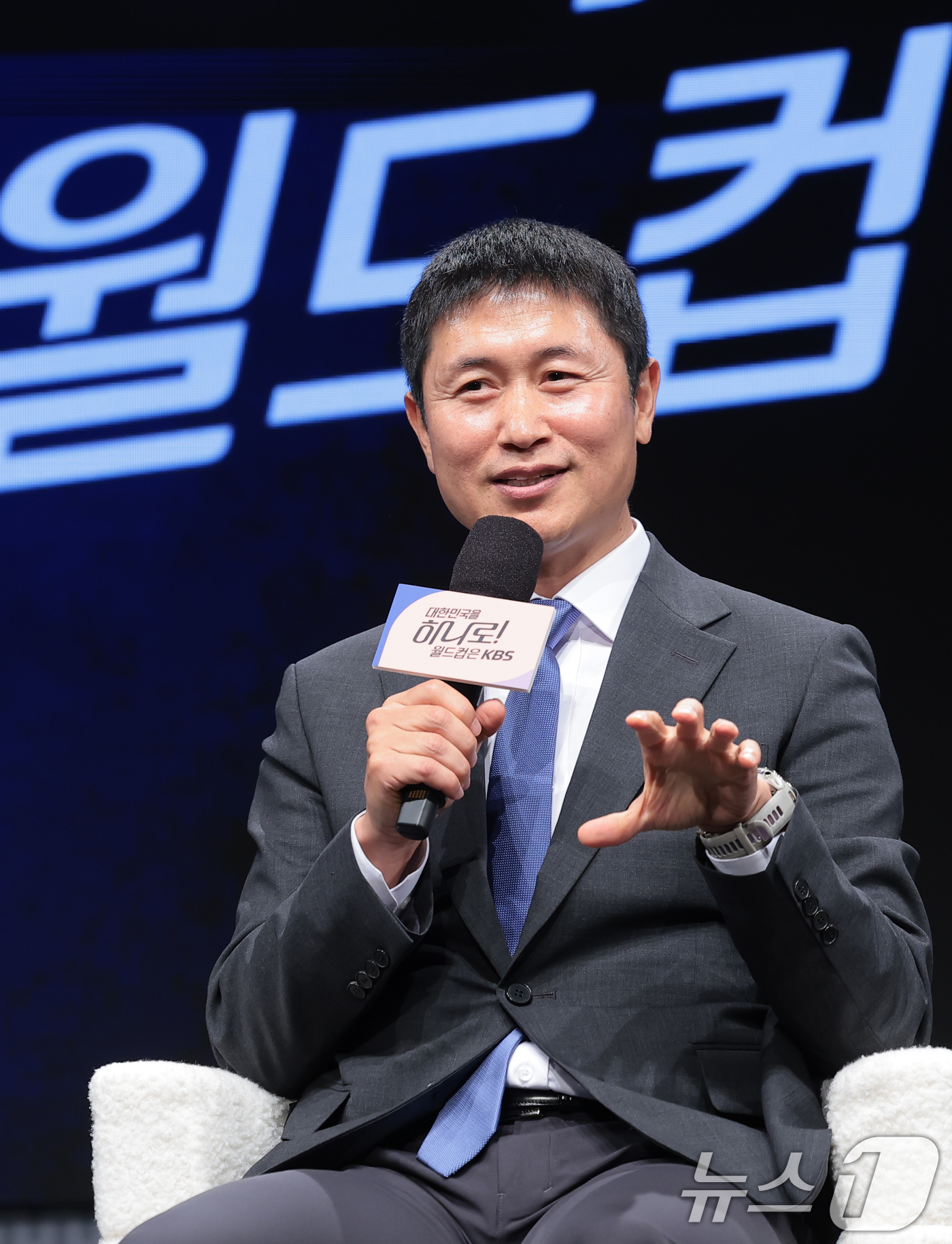 (서울=뉴스1) 권현진 기자 = 이영표 해설위원이 2일 서울 여의도 KBS 아트홀에서 열린 'KBS 2026 FIFA 북중미 월드컵' 제작발표회에 참석해 취재진 질문에 답하고 있다 …