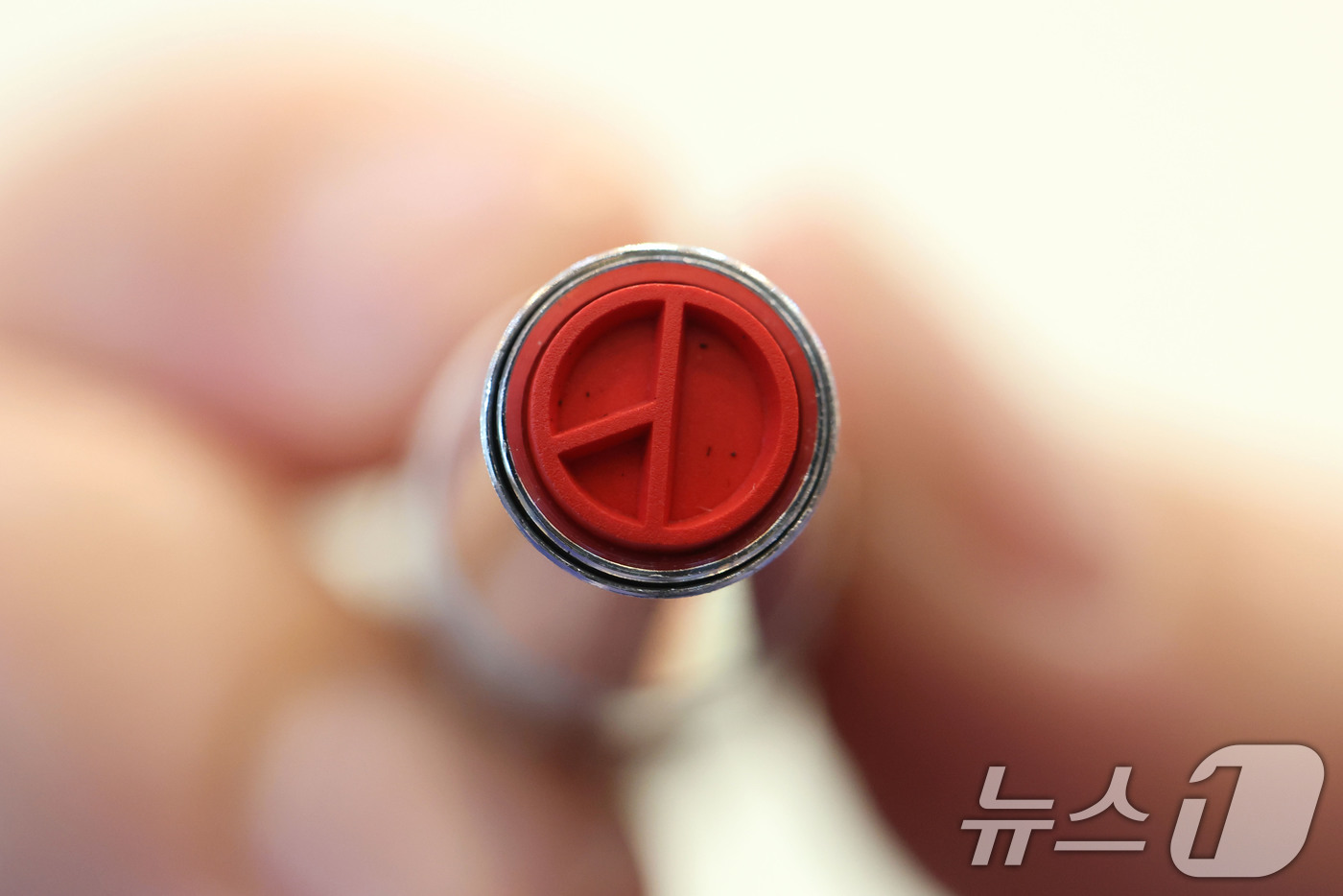 (서울=뉴스1) 이광호 기자 = 제9회 전국동시지방선거를 하루 앞둔 2일 오후 서울 성북구 안암동주민센터에 마련된 투표소에서 관계자가 기표용구를 들어보이고 있다. 2026.6.2/ …