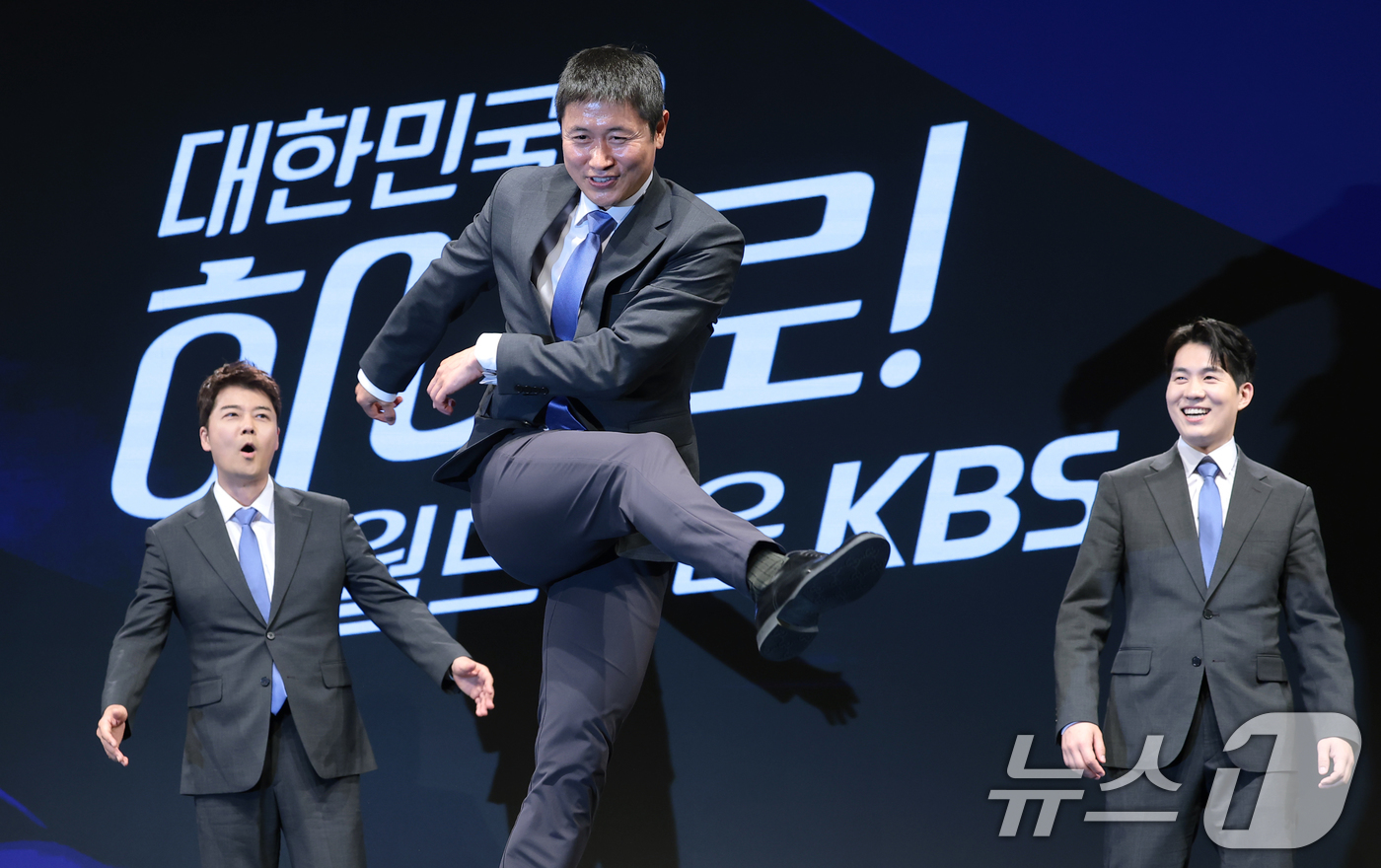 (서울=뉴스1) 권현진 기자 = 이영표 해설위원(가운데)이 2일 서울 여의도 KBS 아트홀에서 열린 'KBS 2026 FIFA 북중미 월드컵' 제작발표회에 참석해 취재진 골 세리머 …
