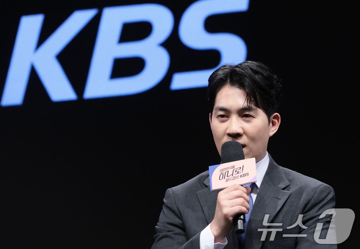 (서울=뉴스1) 권현진 기자 = 캐스터 남현종이 2일 서울 여의도 KBS 아트홀에서 열린 'KBS 2026 FIFA 북중미 월드컵' 제작발표회에 참석해 취재진 질문에 답하고 있다. …