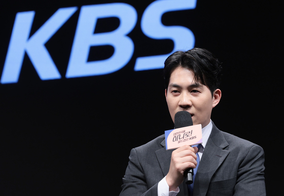 취재진 질무에 답하는 남현종 캐스터