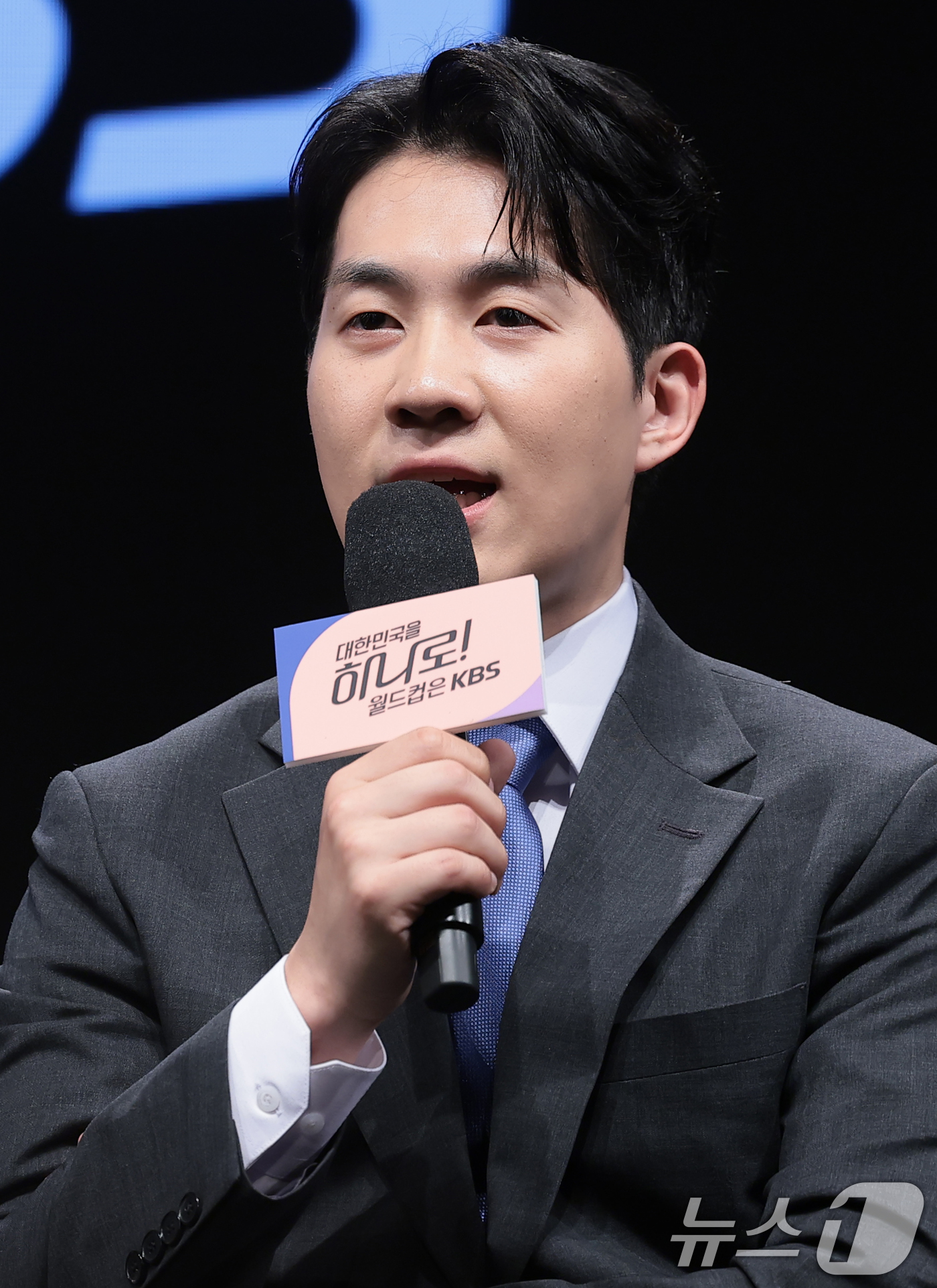 (서울=뉴스1) 권현진 기자 = 캐스터 남현종이 2일 서울 여의도 KBS 아트홀에서 열린 'KBS 2026 FIFA 북중미 월드컵' 제작발표회에 참석해 취재진 질문에 답하고 있다. …