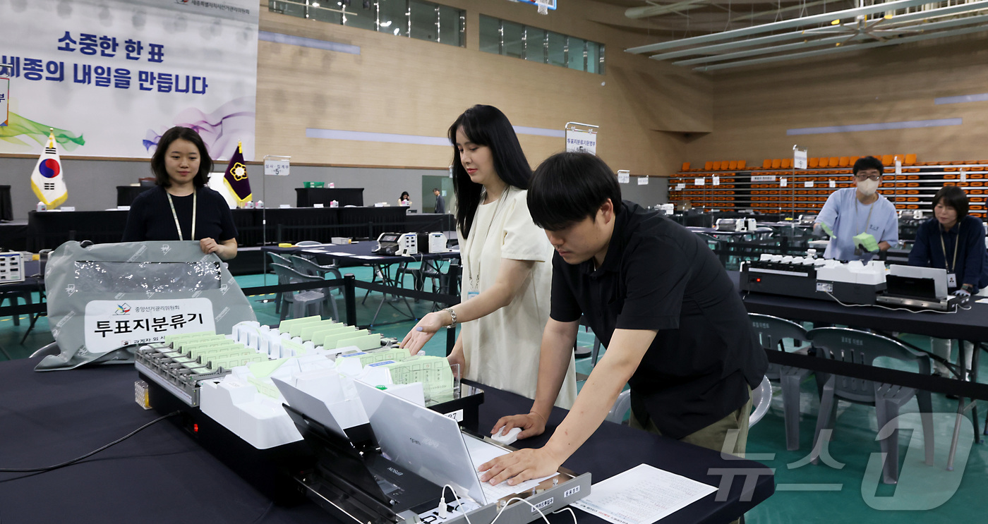 (세종=뉴스1) 김기남 기자 = 6·3 지방선거를 하루 앞둔 2일 세종시 정부세종청사체육관에 마련된 개표소에서 세종시선관위 관계자들이 개표소 설치를 마친 뒤 최종 점검을 하고 있다 …