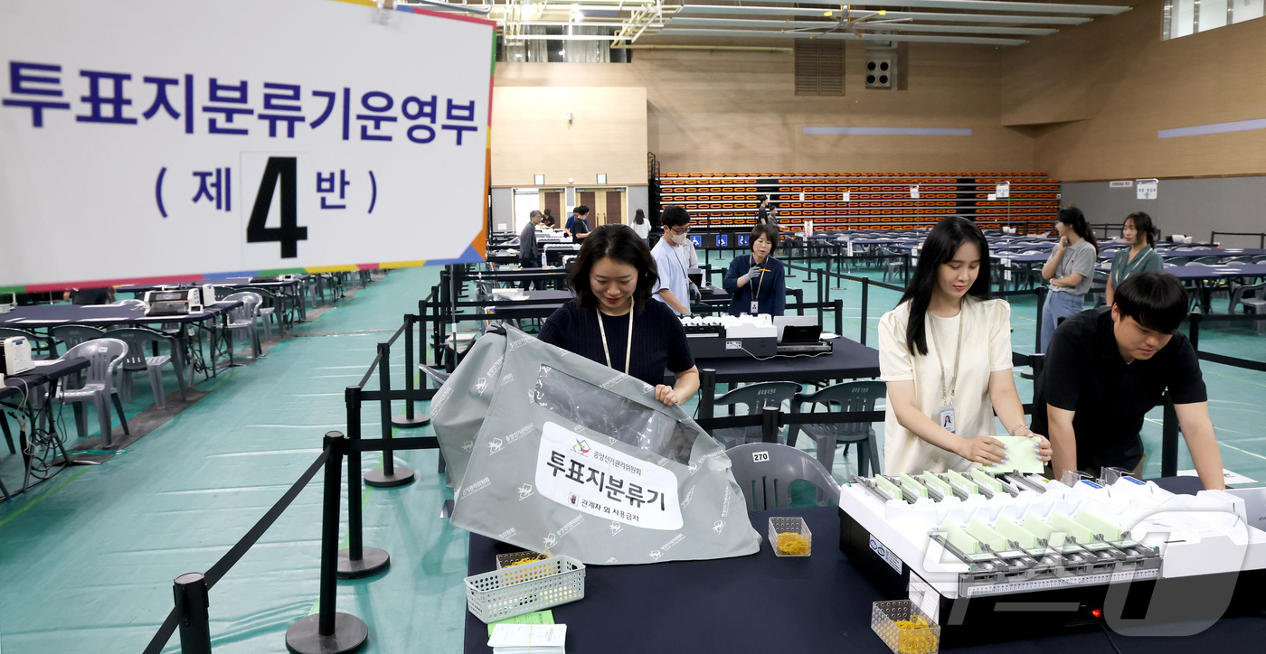(세종=뉴스1) 김기남 기자 = 6·3 지방선거를 하루 앞둔 2일 세종시 정부세종청사체육관에 마련된 개표소에서 세종시선관위 관계자들이 개표소 설치를 마친 뒤 최종 점검을 하고 있다 …