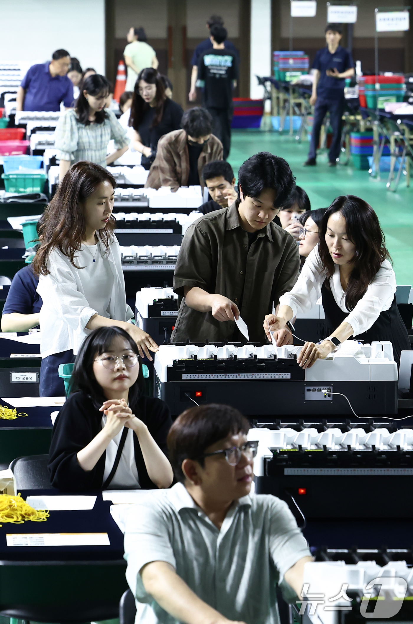 (서울=뉴스1) 김민지 기자 = 제9회 전국동시지방선거를 하루 앞둔 2일 오후 서울 성북구 고려대학교 화정체육관에 설치된 개표소에서 관계자들이 점검을 하고 있다. 2026.6.2/ …