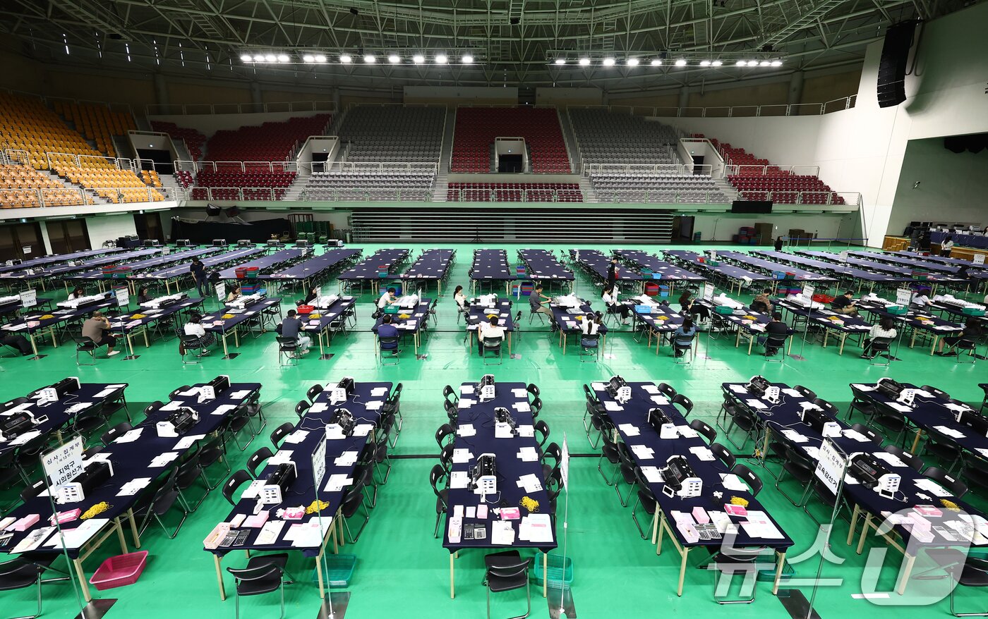 본문 이미지 - 제9회 전국동시지방선거를 하루 앞둔 2일 오후 서울 성북구 고려대학교 화정체육관에 설치된 개표소에서 관계자들이 점검을 하고 있다. 2026.6.2 ⓒ 뉴스1 김민지 기자