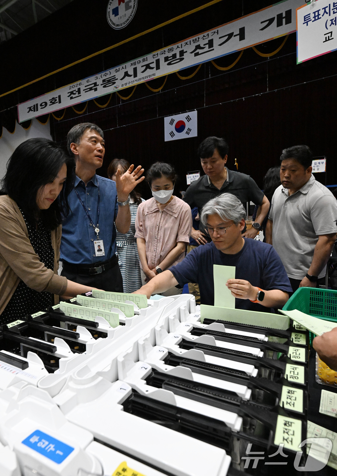 (서울=뉴스1) 오대일 기자 = 제9회 전국동시지방선거 본투표를 하루 앞둔 2일 서울 노원구 서울과학기술대학교 체육관에 마련된 개표소에서 관계자들이 투표지 분류기 모의시험을 하고 …