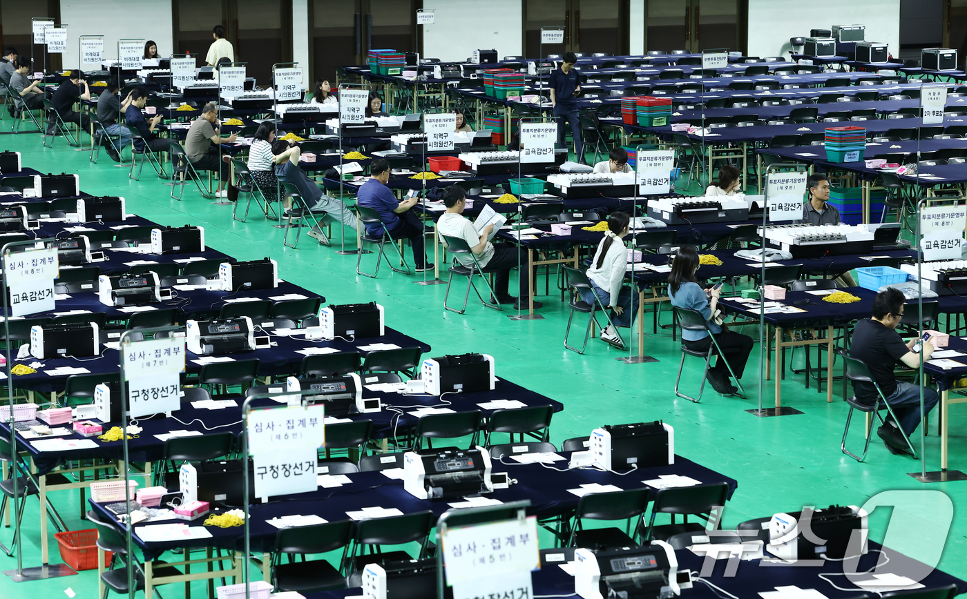 (서울=뉴스1) 김민지 기자 = 제9회 전국동시지방선거를 하루 앞둔 2일 오후 서울 성북구 고려대학교 화정체육관에 설치된 개표소에서 관계자들이 점검을 하고 있다. 2026.6.2/ …