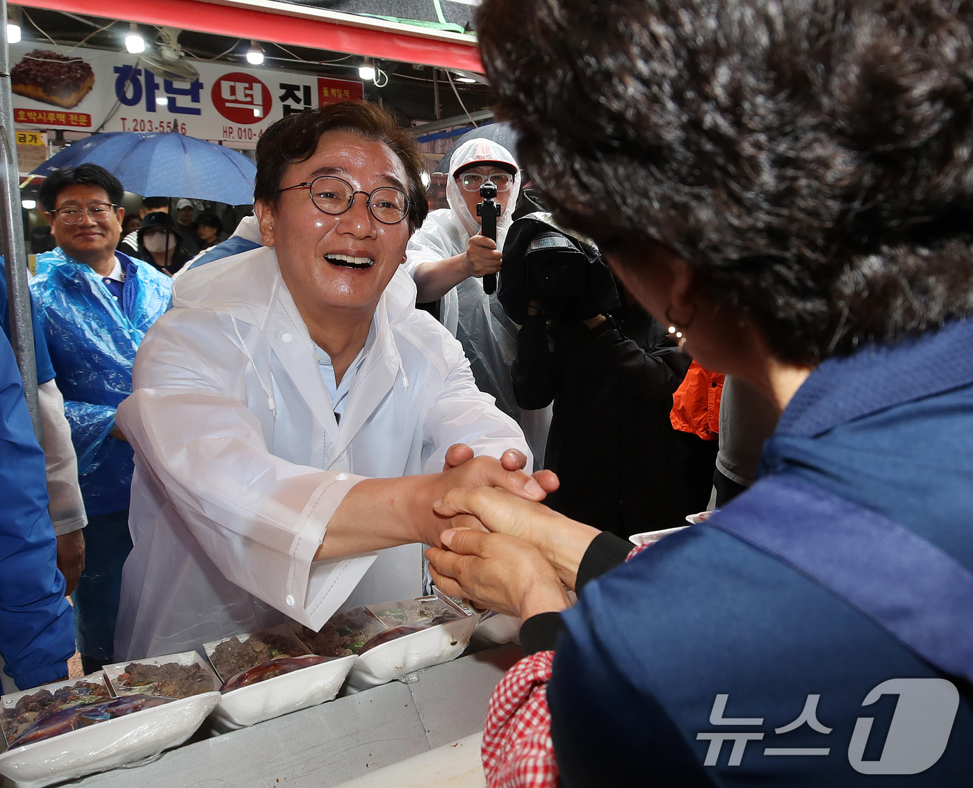 (부산=뉴스1) 윤일지 기자 = 전재수 더불어민주당 부산시장 후보가 제9회 전국동시지방선거 및 국회의원 재보궐선거를 하루 앞둔 2일 부산 사하구 하단오일장을 찾아 상인들에게 지지를 …