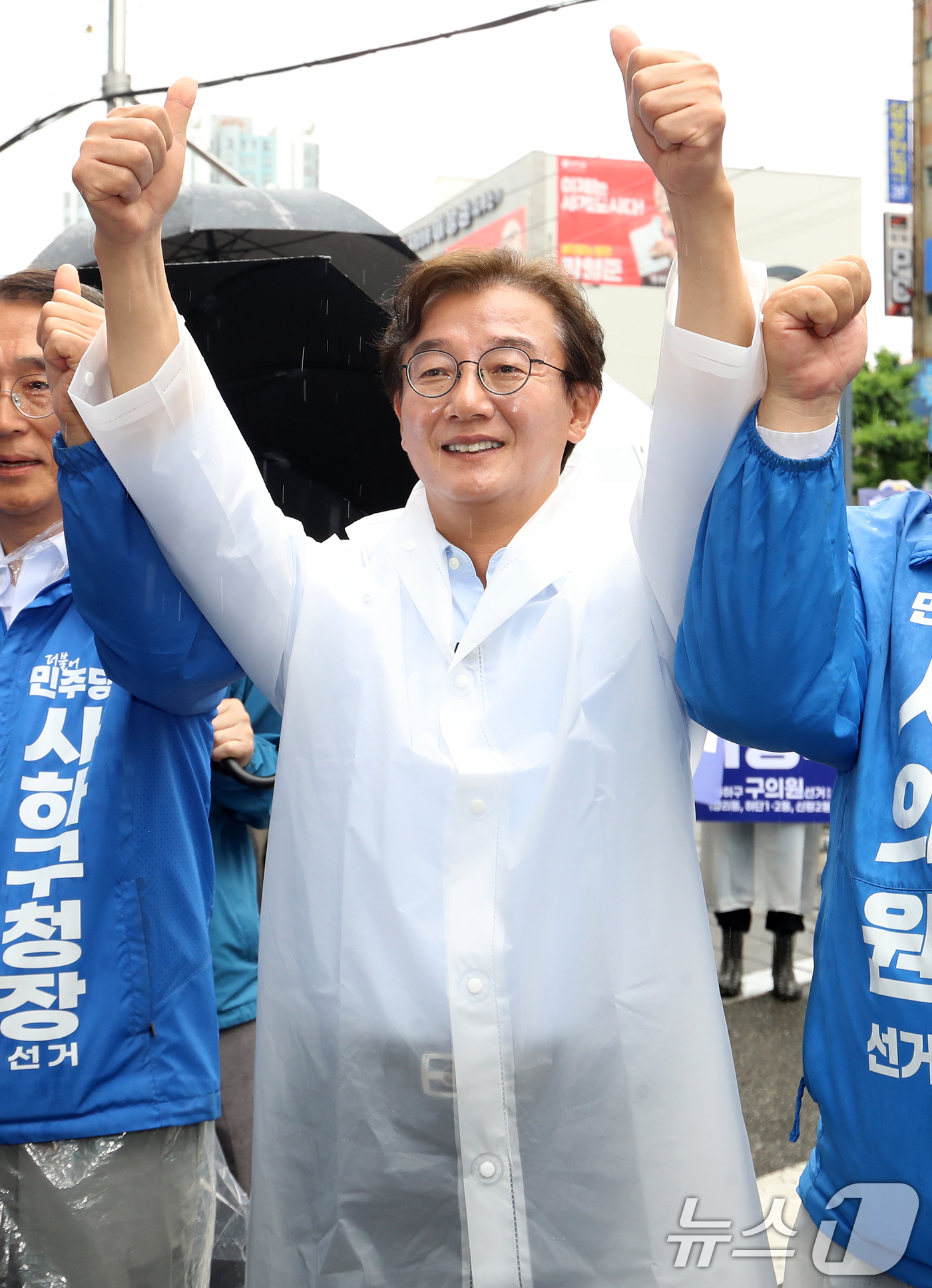 (부산=뉴스1) 윤일지 기자 = 전재수 더불어민주당 부산시장 후보가 제9회 전국동시지방선거 및 국회의원 재보궐선거를 하루 앞둔 2일 부산 사하구 하단오일장을 찾아 상인들에게 지지를 …