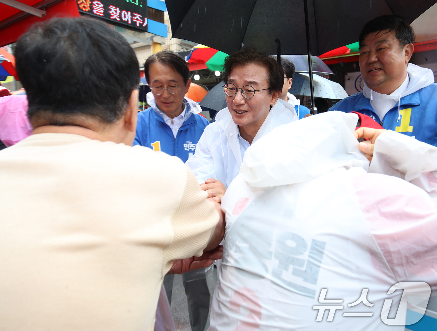 (부산=뉴스1) 윤일지 기자 = 전재수 더불어민주당 부산시장 후보가 제9회 전국동시지방선거 및 국회의원 재보궐선거를 하루 앞둔 2일 부산 사하구 하단오일장을 찾아 상인들에게 지지를 …