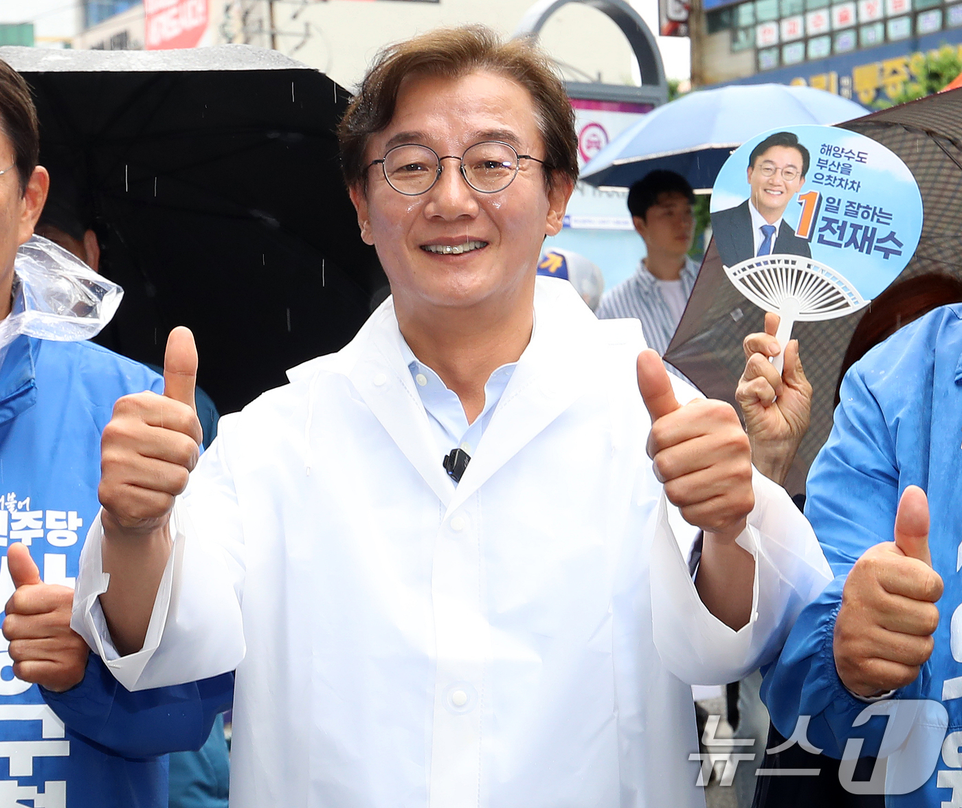 (부산=뉴스1) 윤일지 기자 = 전재수 더불어민주당 부산시장 후보가 제9회 전국동시지방선거 및 국회의원 재보궐선거를 하루 앞둔 2일 부산 사하구 하단오일장을 찾아 상인들에게 지지를 …