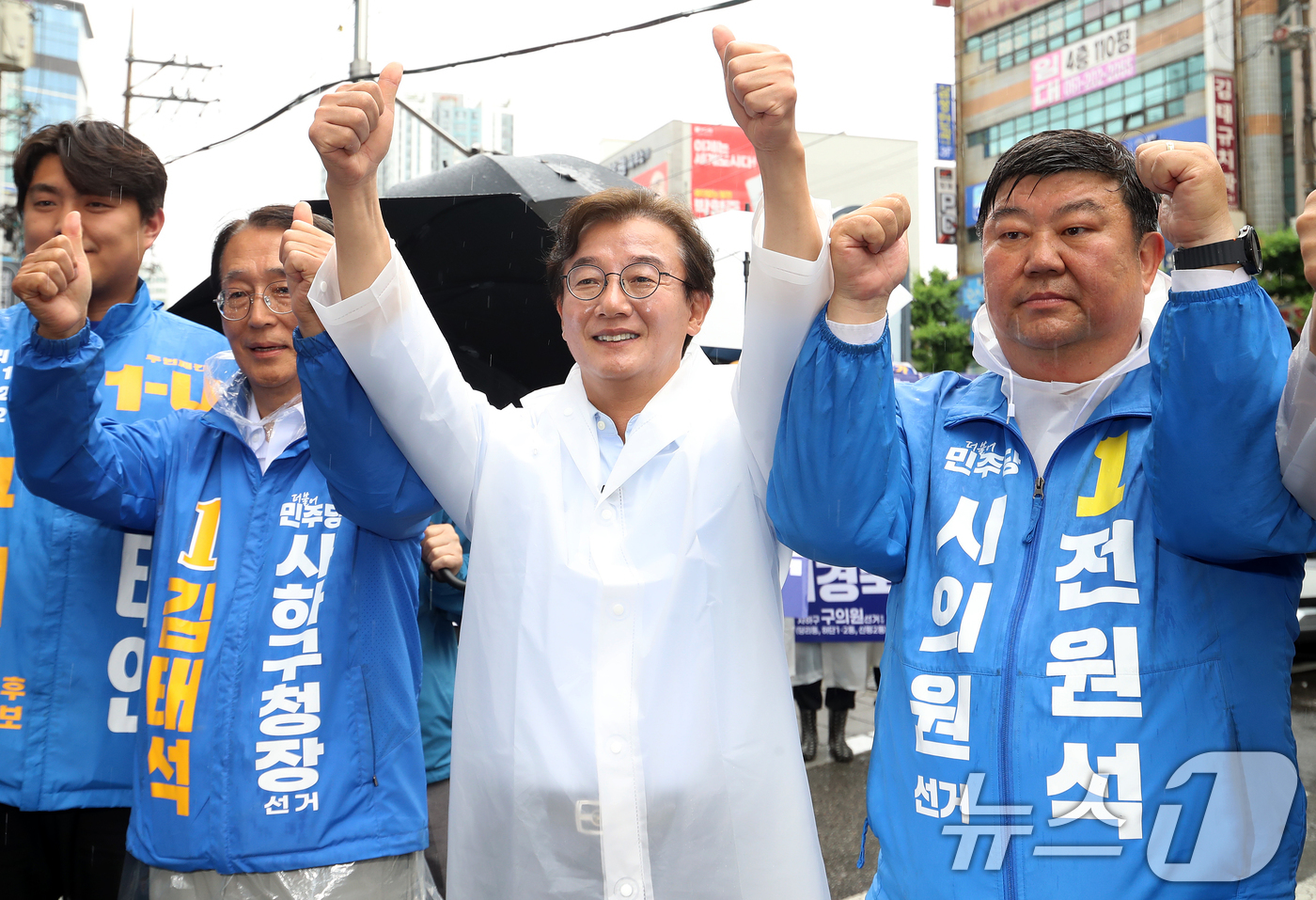 (부산=뉴스1) 윤일지 기자 = 전재수 더불어민주당 부산시장 후보가 제9회 전국동시지방선거 및 국회의원 재보궐선거를 하루 앞둔 2일 부산 사하구 하단오일장을 찾아 상인들에게 지지를 …