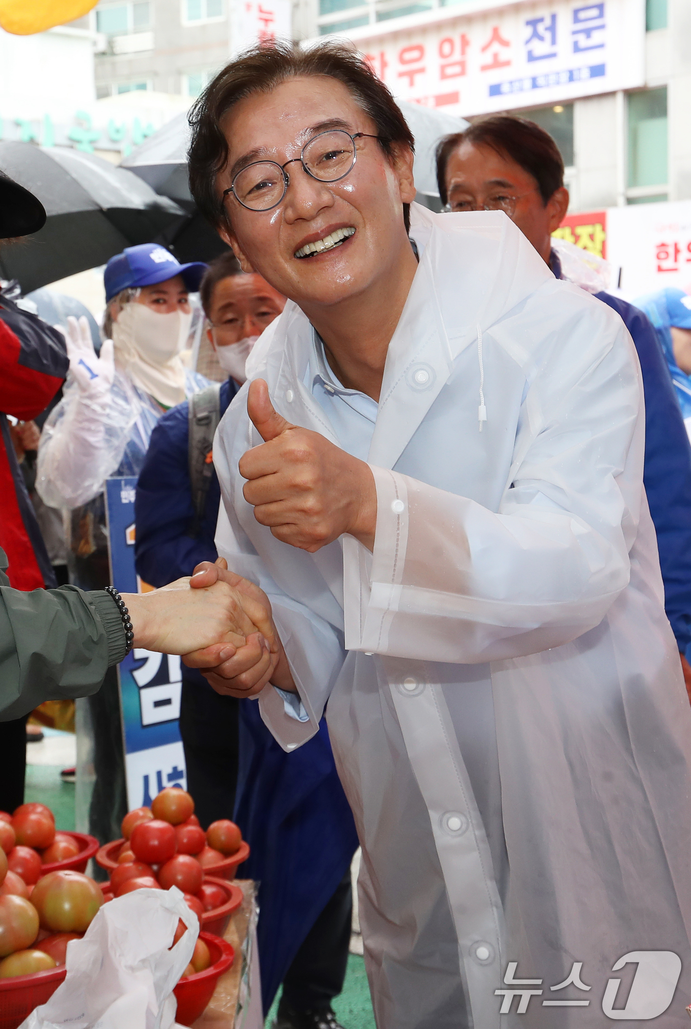 (부산=뉴스1) 윤일지 기자 = 전재수 더불어민주당 부산시장 후보가 제9회 전국동시지방선거 및 국회의원 재보궐선거를 하루 앞둔 2일 부산 사하구 하단오일장을 찾아 상인들에게 지지를 …