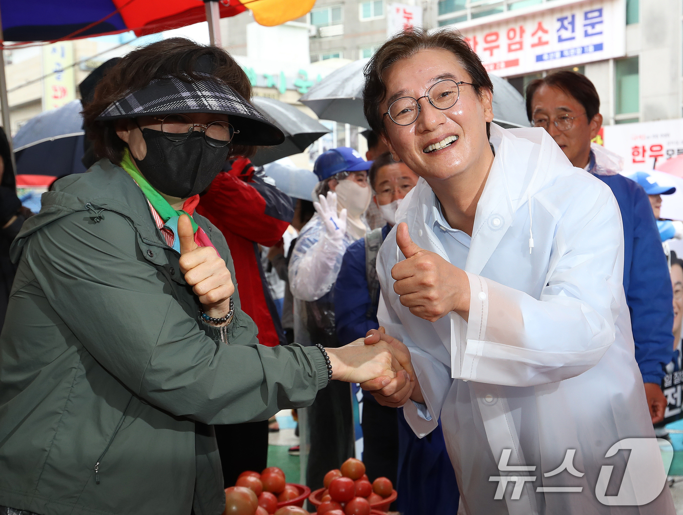 (부산=뉴스1) 윤일지 기자 = 전재수 더불어민주당 부산시장 후보가 제9회 전국동시지방선거 및 국회의원 재보궐선거를 하루 앞둔 2일 부산 사하구 하단오일장을 찾아 상인들에게 지지를 …