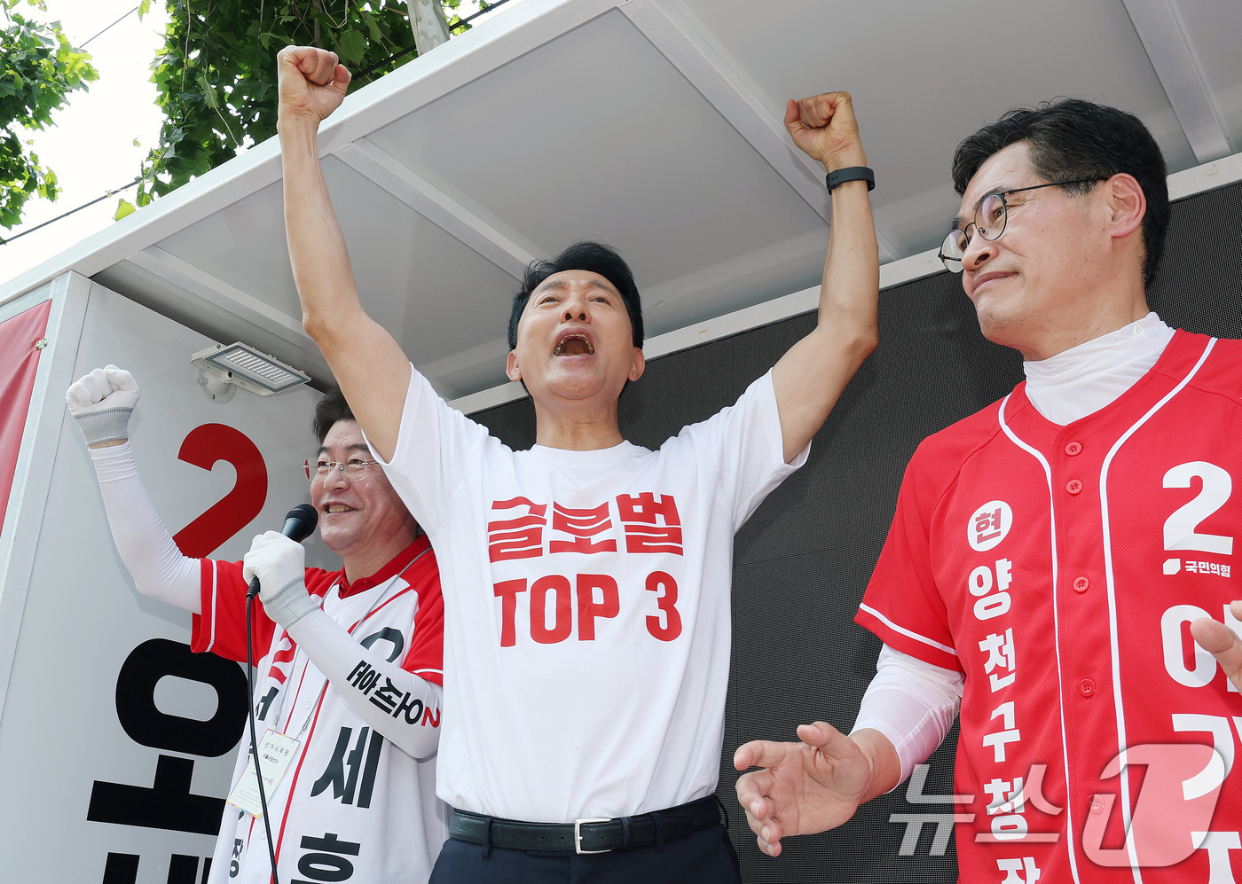 (서울=뉴스1) 박지혜 기자 = 오세훈 국민의힘 서울시장 후보가 2일 서울 양천구 신곡시장에서 유권자들을 향해 지지를 호소하고 있다. 2026.6.2/뉴스1