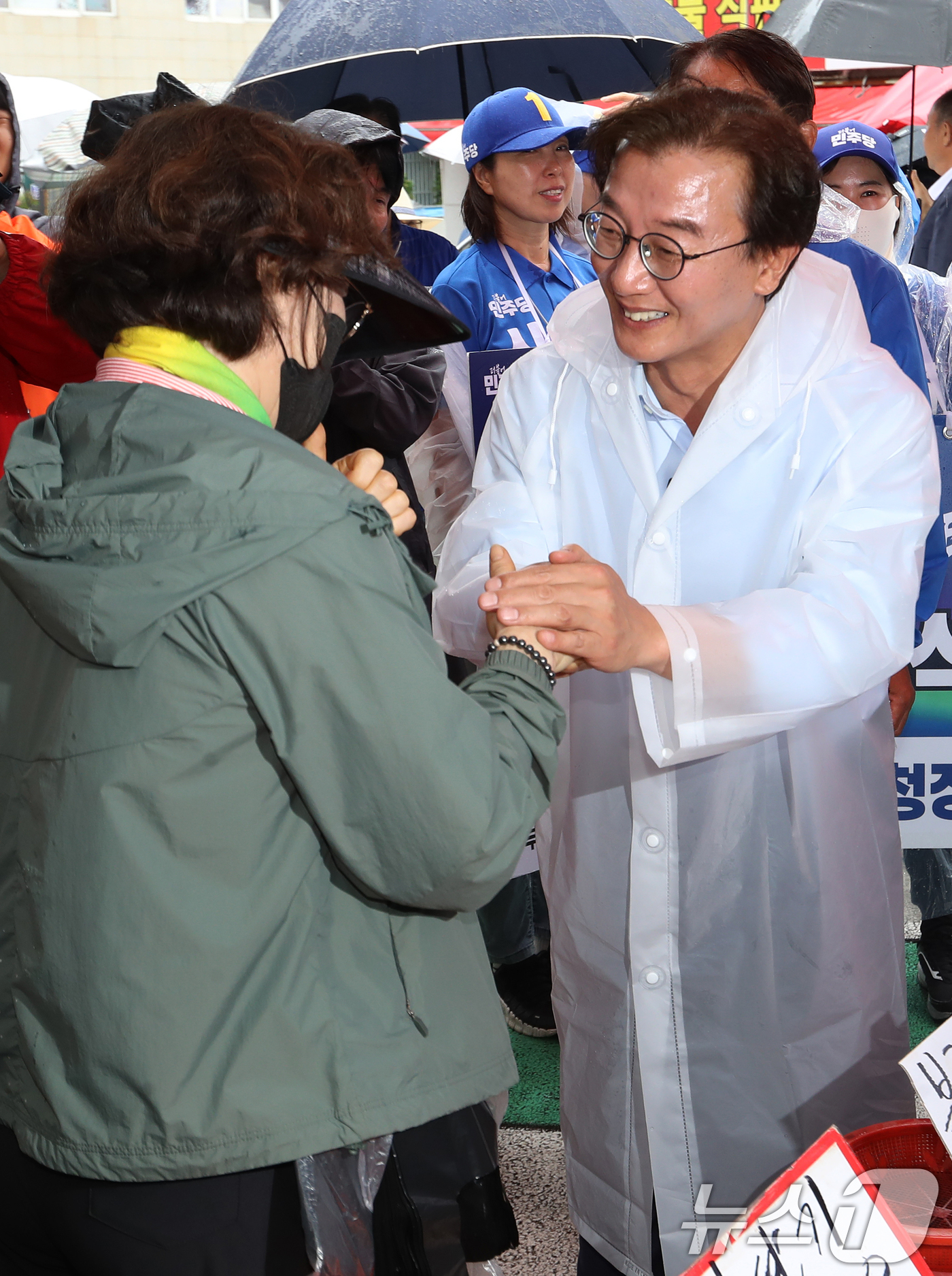 (부산=뉴스1) 윤일지 기자 = 전재수 더불어민주당 부산시장 후보가 제9회 전국동시지방선거 및 국회의원 재보궐선거를 하루 앞둔 2일 부산 사하구 하단오일장을 찾아 상인들에게 지지를 …