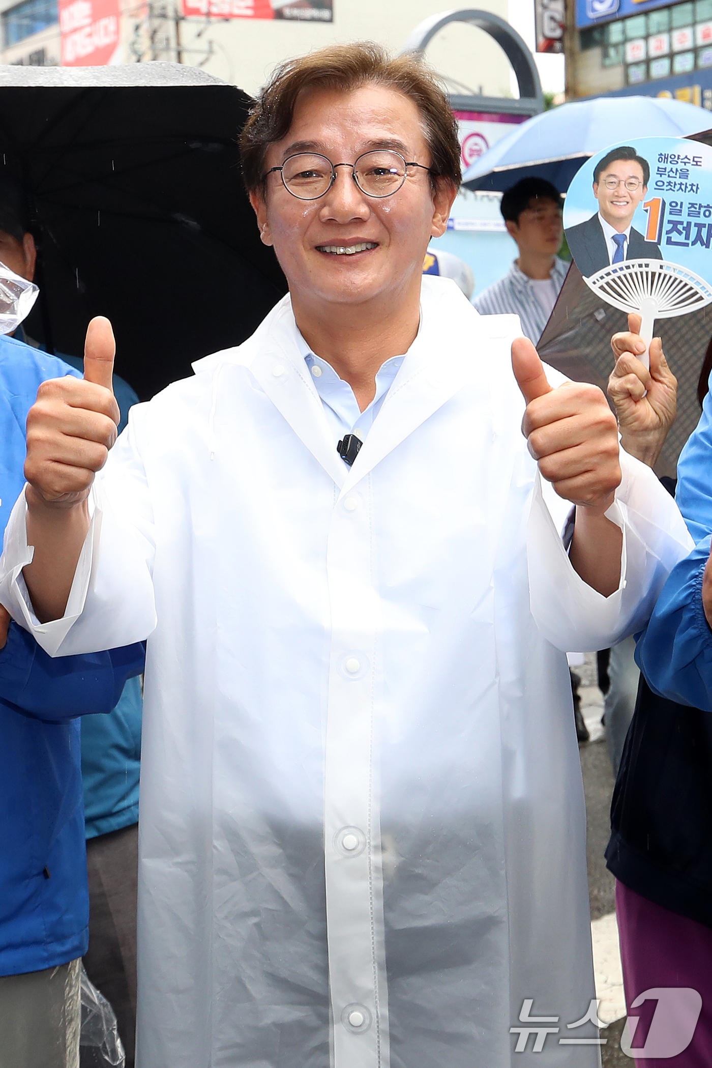 (부산=뉴스1) 윤일지 기자 = 전재수 더불어민주당 부산시장 후보가 제9회 전국동시지방선거 및 국회의원 재보궐선거를 하루 앞둔 2일 부산 사하구 하단오일장을 찾아 상인들에게 지지를 …