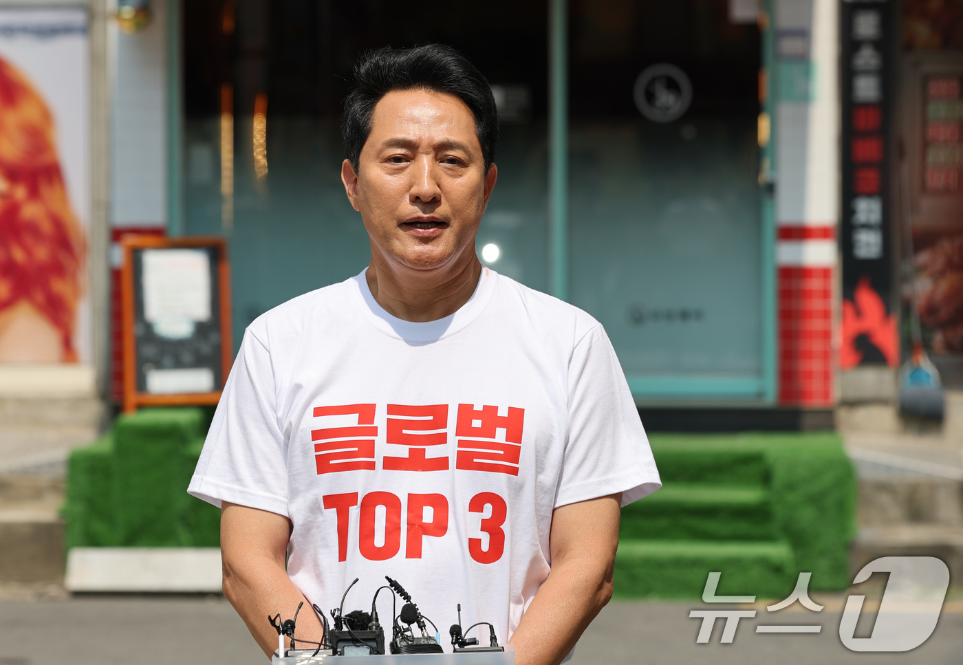 (서울=뉴스1) 박지혜 기자 = 오세훈 국민의힘 서울시장 후보가 2일 서울 양천구 신곡시장에서 릴레이 순회 유세를 앞두고 취재진의 질문에 답하고 있다. 2026.6.2/뉴스1