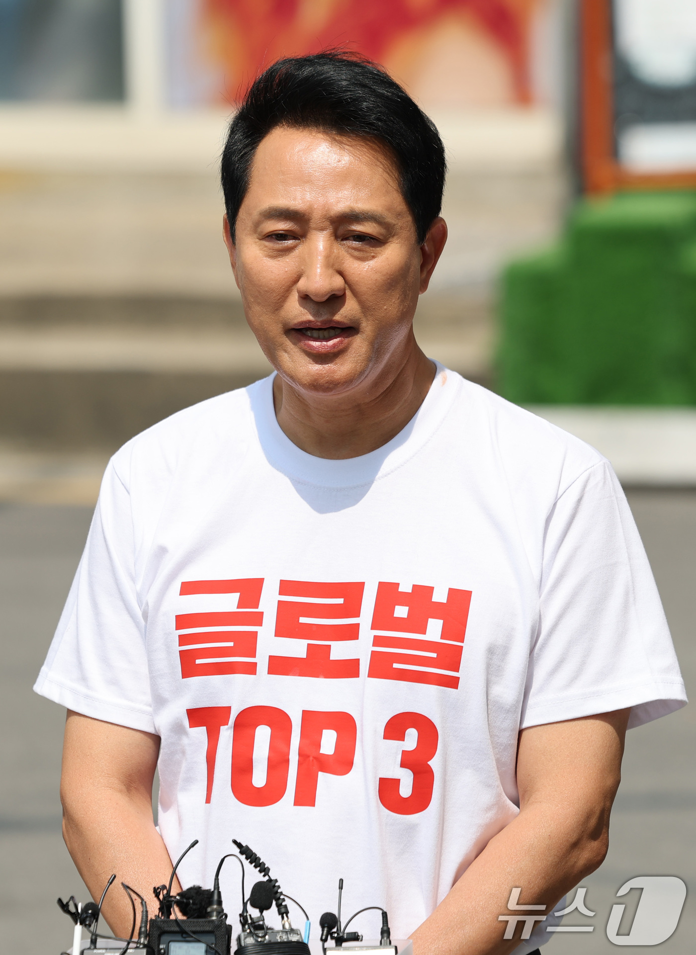 (서울=뉴스1) 박지혜 기자 = 오세훈 국민의힘 서울시장 후보가 2일 서울 양천구 신곡시장에서 릴레이 순회 유세를 앞두고 취재진의 질문에 답하고 있다. 2026.6.2/뉴스1