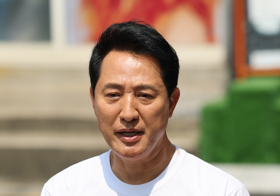 질문에 답하는 오세훈 후보