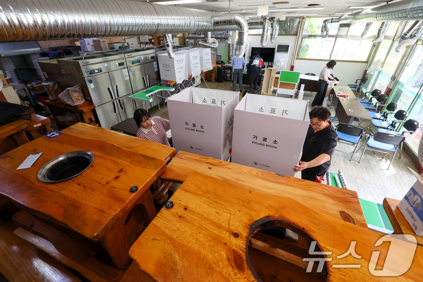 (광명=뉴스1) 안은나 기자 = 제9회 전국동시지방선거일을 하루 앞둔 2일 경기 광명시 상상초월돼지갈비에서 선거사무원들이 소하2동 제4투표소 설치 작업에 한창이다. 2026.6.2 …