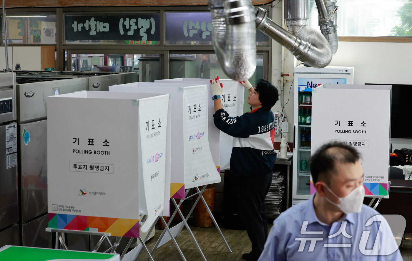 (광명=뉴스1) 안은나 기자 = 제9회 전국동시지방선거일을 하루 앞둔 2일 경기 광명시 상상초월돼지갈비에서 선거사무원들이 소하2동 제4투표소 설치 작업에 한창이다. 2026.6.2 …
