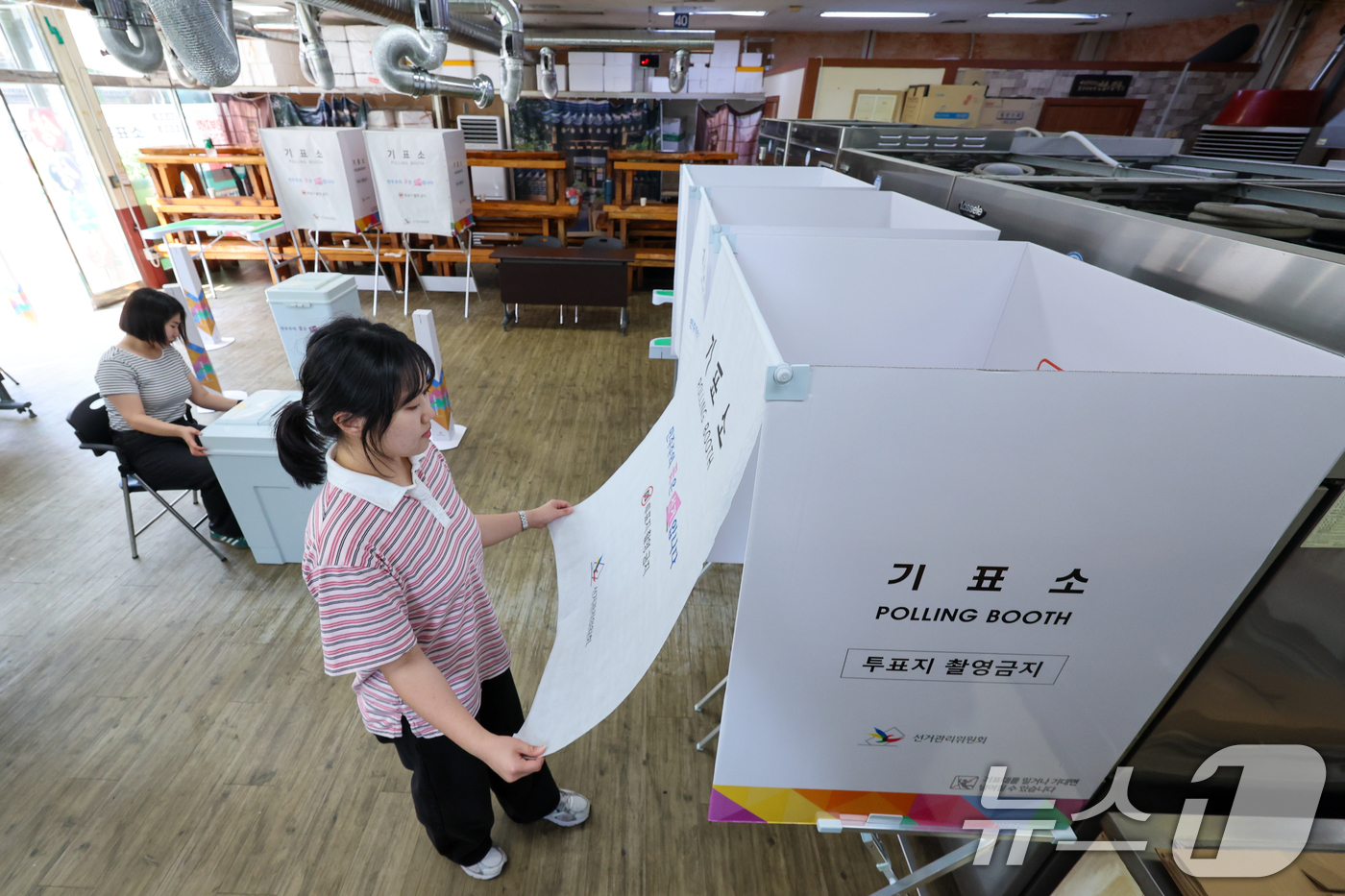 (광명=뉴스1) 안은나 기자 = 제9회 전국동시지방선거일을 하루 앞둔 2일 경기 광명시 상상초월돼지갈비에서 선거사무원들이 소하2동 제4투표소 설치 작업에 한창이다. 2026.6.2 …