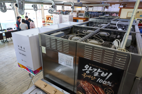 투포 D-1, 돼지갈비 불판 치우고 기표소 설치