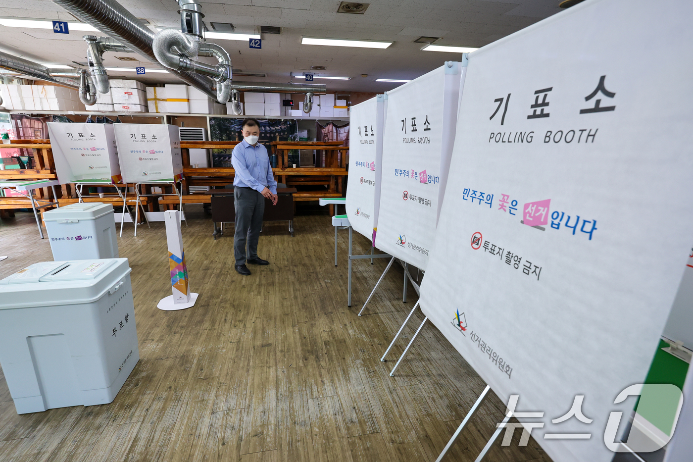 (광명=뉴스1) 안은나 기자 = 제9회 전국동시지방선거일을 하루 앞둔 2일 경기 광명시 상상초월돼지갈비에서 선거사무원들이 소하2동 제4투표소 설치 작업에 한창이다. 2026.6.2 …