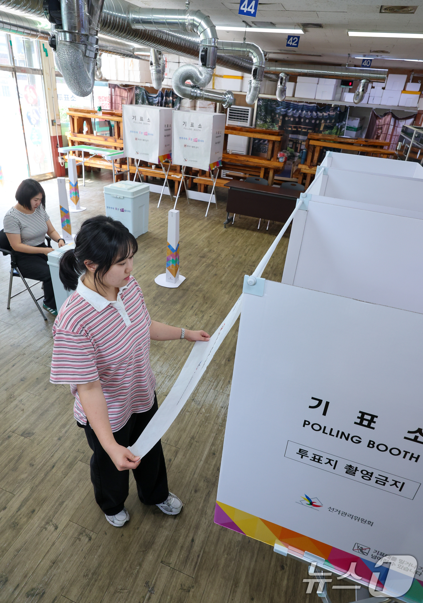 (광명=뉴스1) 안은나 기자 = 제9회 전국동시지방선거일을 하루 앞둔 2일 경기 광명시 상상초월돼지갈비에서 선거사무원들이 소하2동 제4투표소 설치 작업에 한창이다. 2026.6.2 …